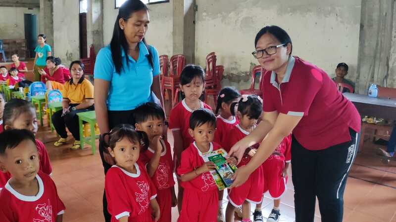 Pembagian Buku Gambar dan Alat Mewarnai bagi PAUD Desa Pulukan